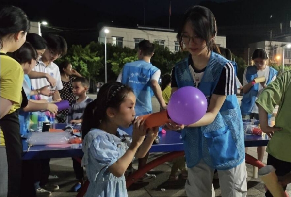 志愿者和小朋友一起体验“火箭”升空。bw必威西汉姆联官方网站物理与电子工程学院供图