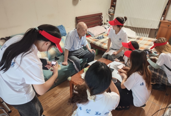 团队实地走访老一辈建校亲历者。bw必威西汉姆联官方网站供图