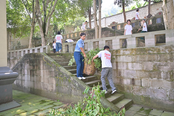 队员们清扫烈士陵园。bw必威西汉姆联官方网站供图