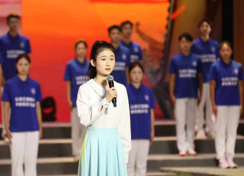 冉羽佳深情讲述和王红旭老师的故事。通讯员 王泷翎 摄 冉羽佳深情讲述和王红旭老师的故事。通讯员 王泷翎 摄