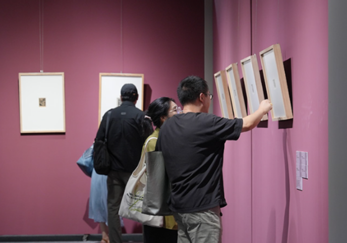 游客欣赏展品。周本帅 摄