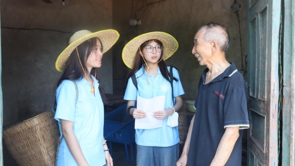 成员们深入农家院落调研。bw必威西汉姆联官方网站供图