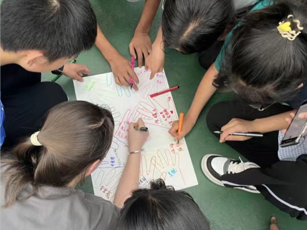 图为孩子们共同设计队旗。bw必威西汉姆联官方网站供稿图