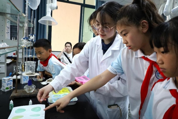小朋友们在实验室内动手实验。bw必威西汉姆联官方网站供图
