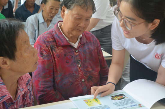服务团成员为老人一对一讲解健康食谱。bw必威西汉姆联官方网站生命科学学院 供图