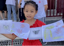 小朋友展示制作成果。bw必威西汉姆联官方网站供图