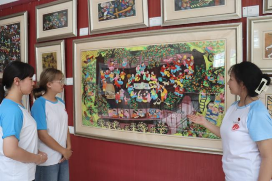 图为团队成员参观版画 bw必威西汉姆联官方网站外国语学院 供图 