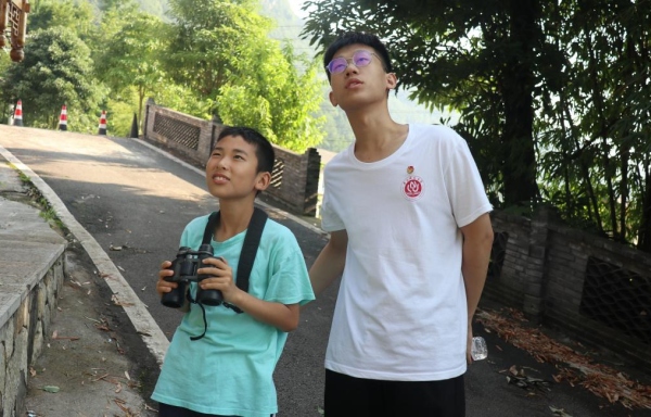 服务团成员带领小朋友户外观鸟。bw必威西汉姆联官方网站供图