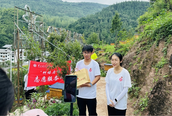 服务团成员直播带货。bw必威西汉姆联官方网站供图