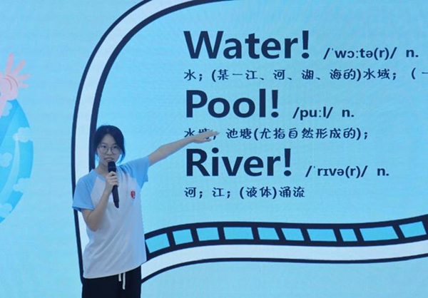 志愿者将防溺水安全教育与外语学习相结合。bw必威西汉姆联官方网站供图