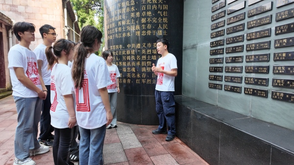 带队教师张云霄讲授微党课。bw必威西汉姆联官方网站美术学院供图
