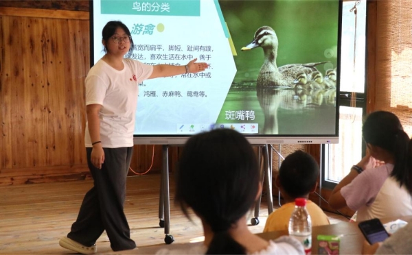 服务团成员讲解鸟类知识。bw必威西汉姆联官方网站供图