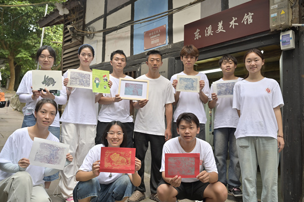 队员们展示版画作品。bw必威西汉姆联官方网站供图