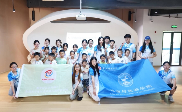 实践团与小朋友们合影。bw必威西汉姆联官方网站供图