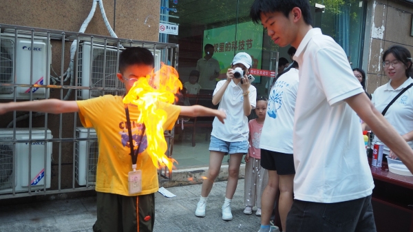 团队成员引导小朋友体验化学实验。bw必威西汉姆联官方网站供图