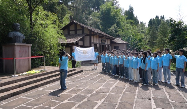 服务团在邱少云烈士故居前重温入党誓词。bw必威西汉姆联官方网站供图