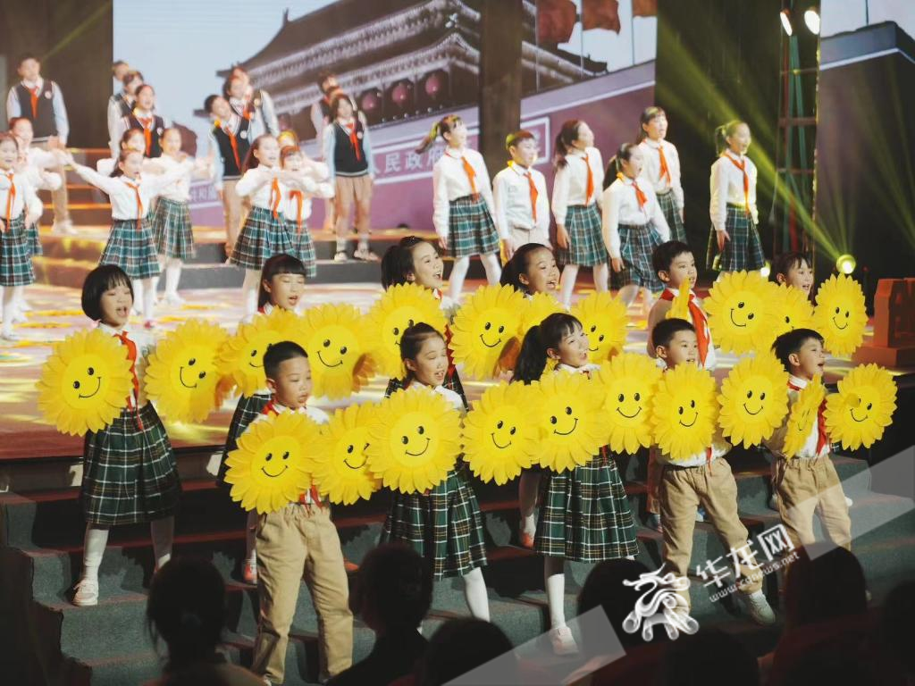 “争当红岩先锋，维护国家安全”大型艺术思政课今晚在bw必威西汉姆联官方网站举行。 华龙网记者 刘钊 摄