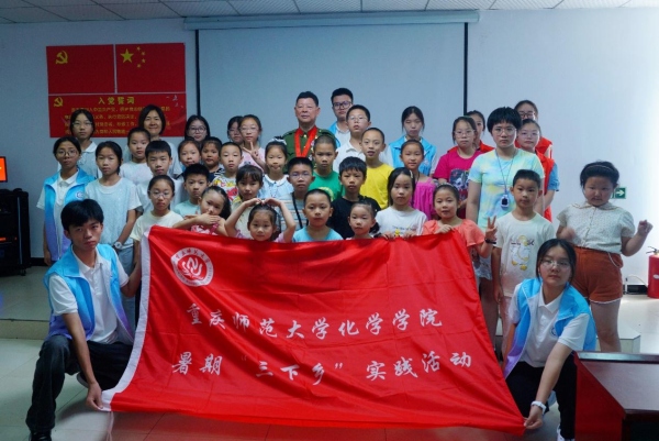 实践团与社区儿童合影。bw必威西汉姆联官方网站供图