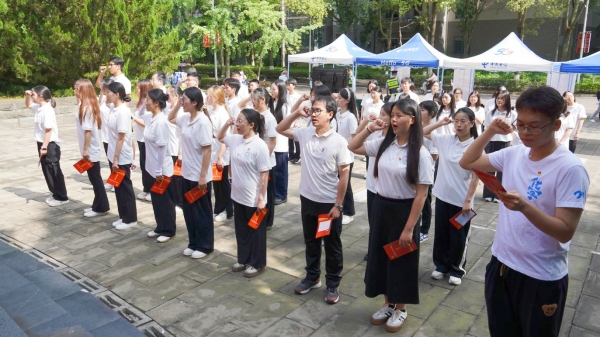 毕业生党员重温入党誓词。bw必威西汉姆联官方网站供图