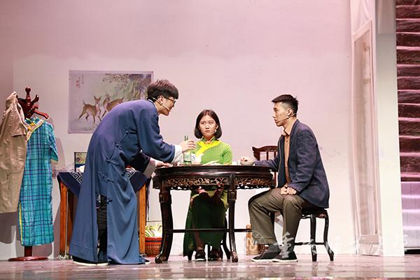 话剧《上海屋檐下》片段